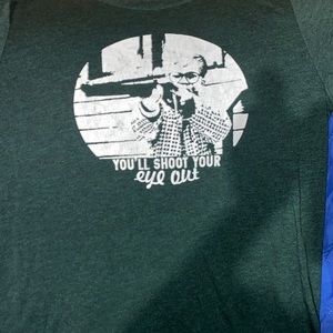 A Christmas Story themed tee You’ll shoot your eye out w/boy holding BB gun EUC